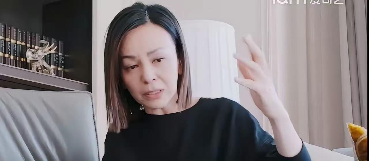 王琳：儿子，今天在学校怎么样？

儿子：（语气平淡）还行，就是有点忙。

王琳：