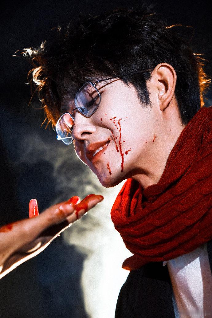 田嘉瑞阴湿起来味好对 看多了阳光小奶狗田嘉瑞不如来尝尝这个阴湿男鬼风，脸上都是鲜