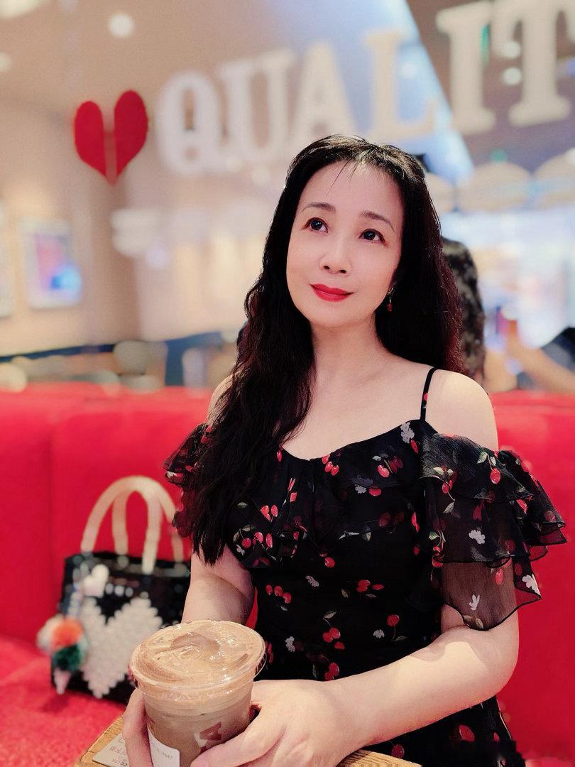 我们的性格应该有两面，一面温柔以便融入美好，一面强悍以便应对残酷。这个世间，至情