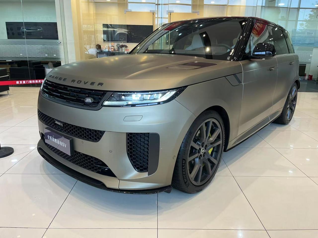 路虎揽胜运动SV Edition One限量版，碳纤金外搭配薄云内，这颜值直接拉