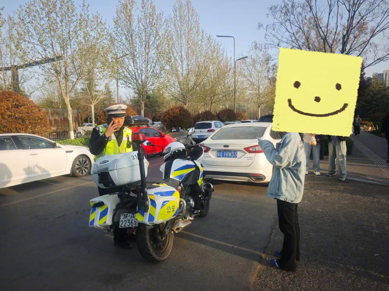 【考生忘带身份证 阎良交警来帮忙】4月1日上午，在西安航空职业技术学院陕西省高职