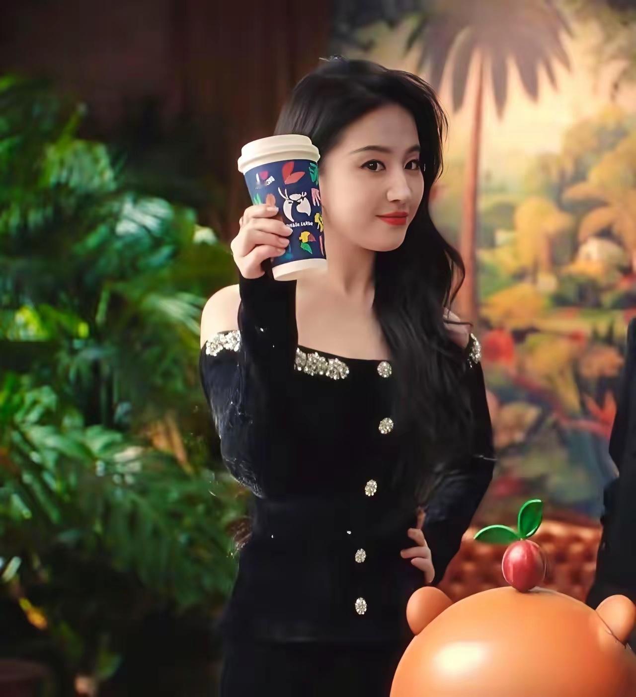 天啦！瑞幸这个代言是要跨阶层吗？我只是想看个广告宣传片，怎么还看出了高端既视感呢