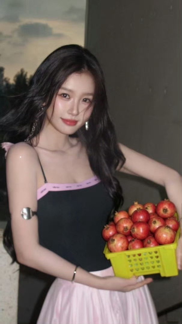 虞书欣和网红同框看秀女神就这么爱小石榴