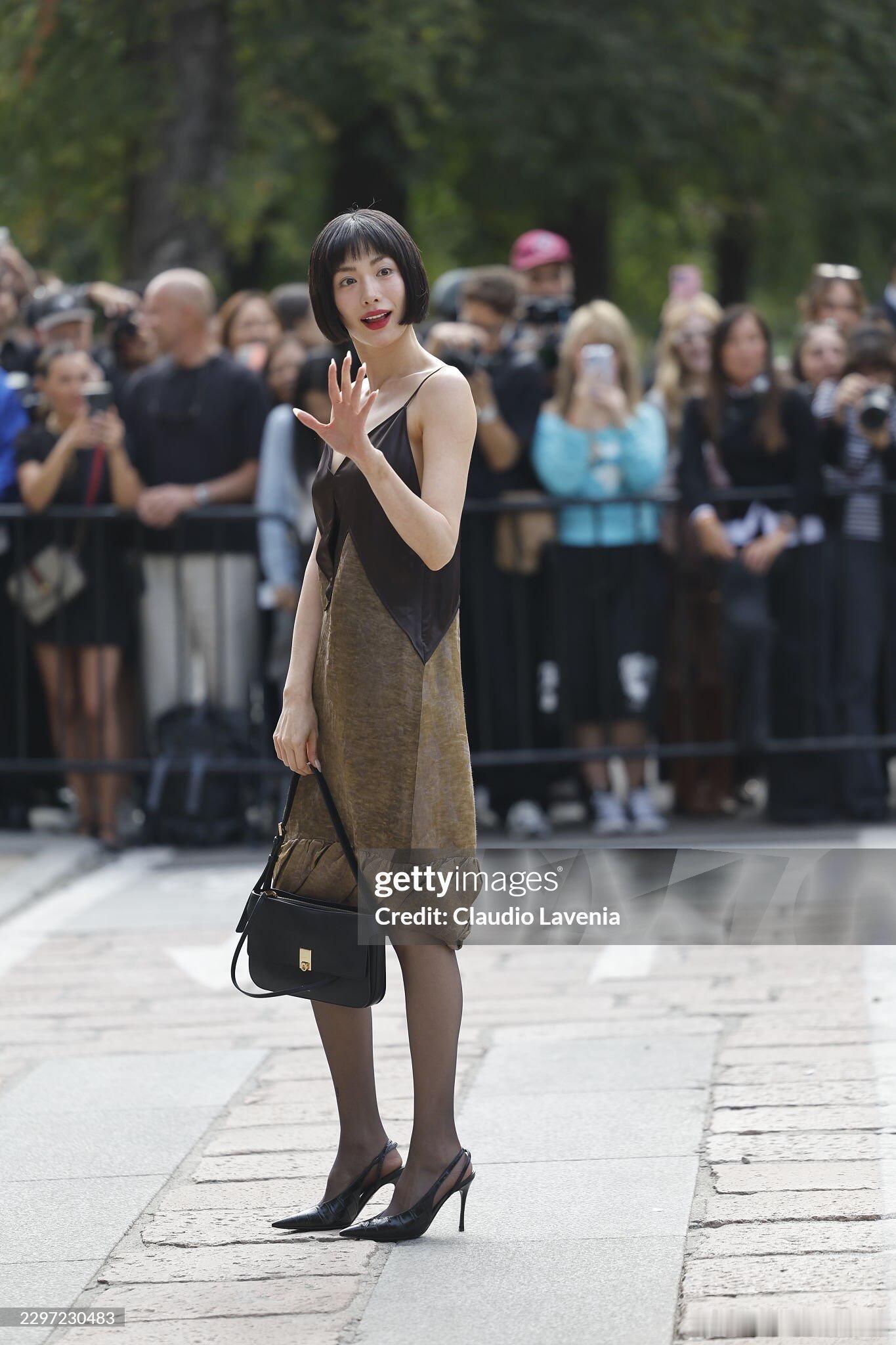 林珍娜ferragamo 米兰时装周G社生图📷怎么有点像女装大佬了能不能放弃这