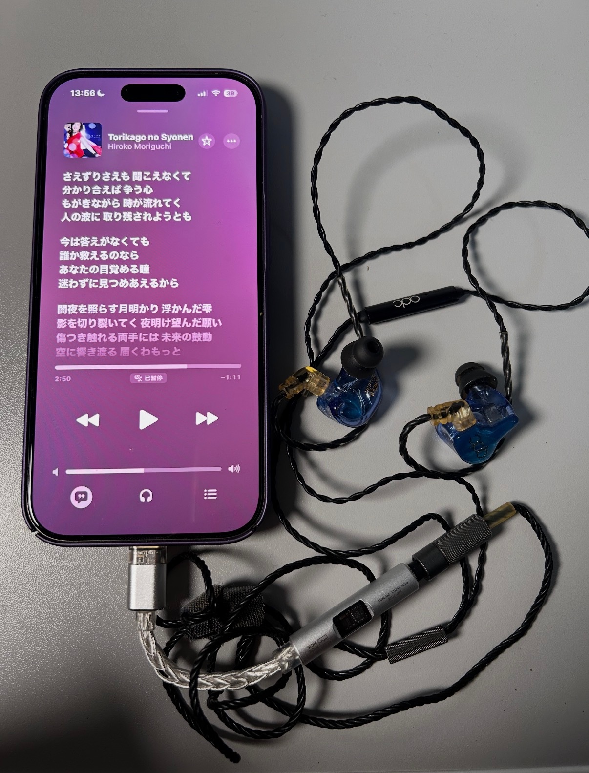 我觉得是无线用久了，有线耳机反倒成复古时尚了呗。有线耳机虽然音质更好，但便携和降