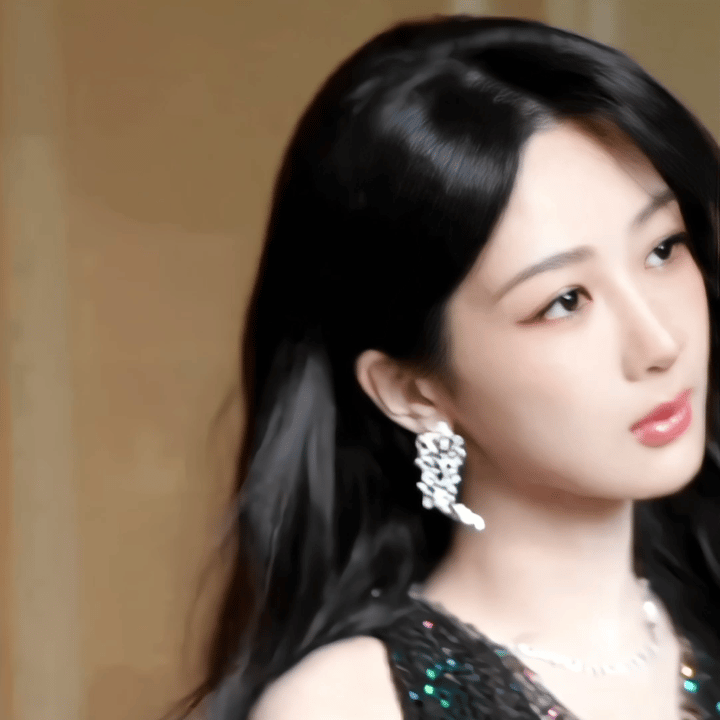 #杨紫高定黑礼裙# 我们兴安里掌权人麦总太美了[哇]又一套高定加身，每次都能美出