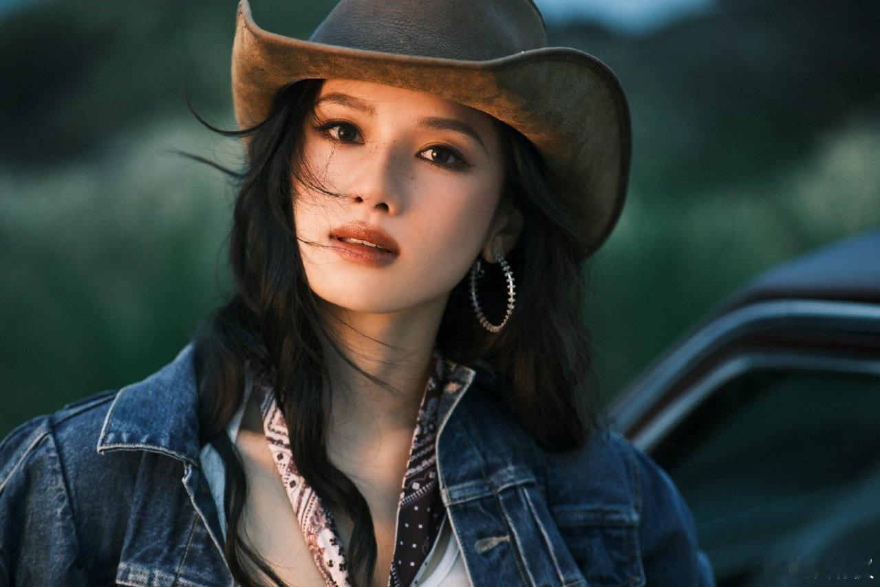 张婧仪西部牛仔风酷girl张婧仪西部牛仔look好酷 生日快乐[期待][期待] 