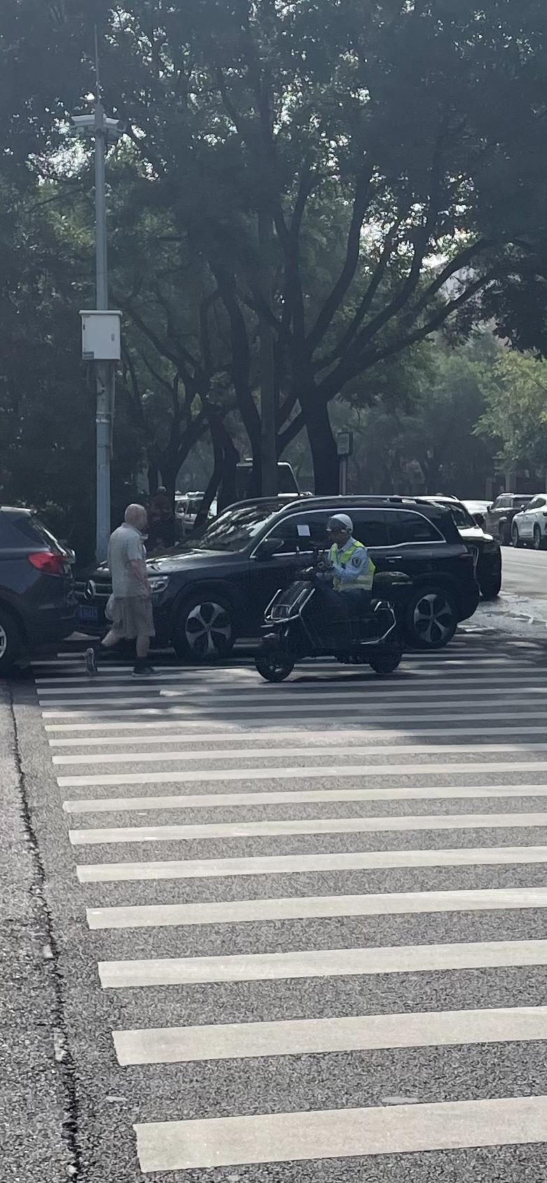 今天早上5点半跑步时，就见到这黑颜色的汽车骑在斑马线上，很影响行人走斑马线。
早