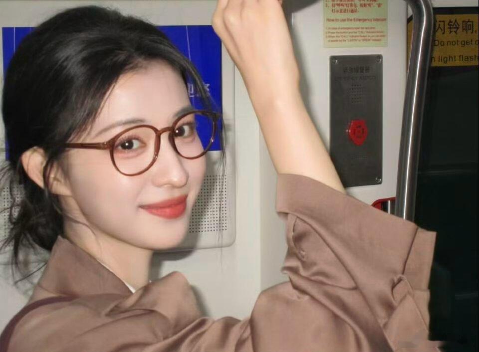王楚然我的现偶白月光回来了 自带氛围感的气质太适配现偶，干净澄澈如清风流水。眉眼