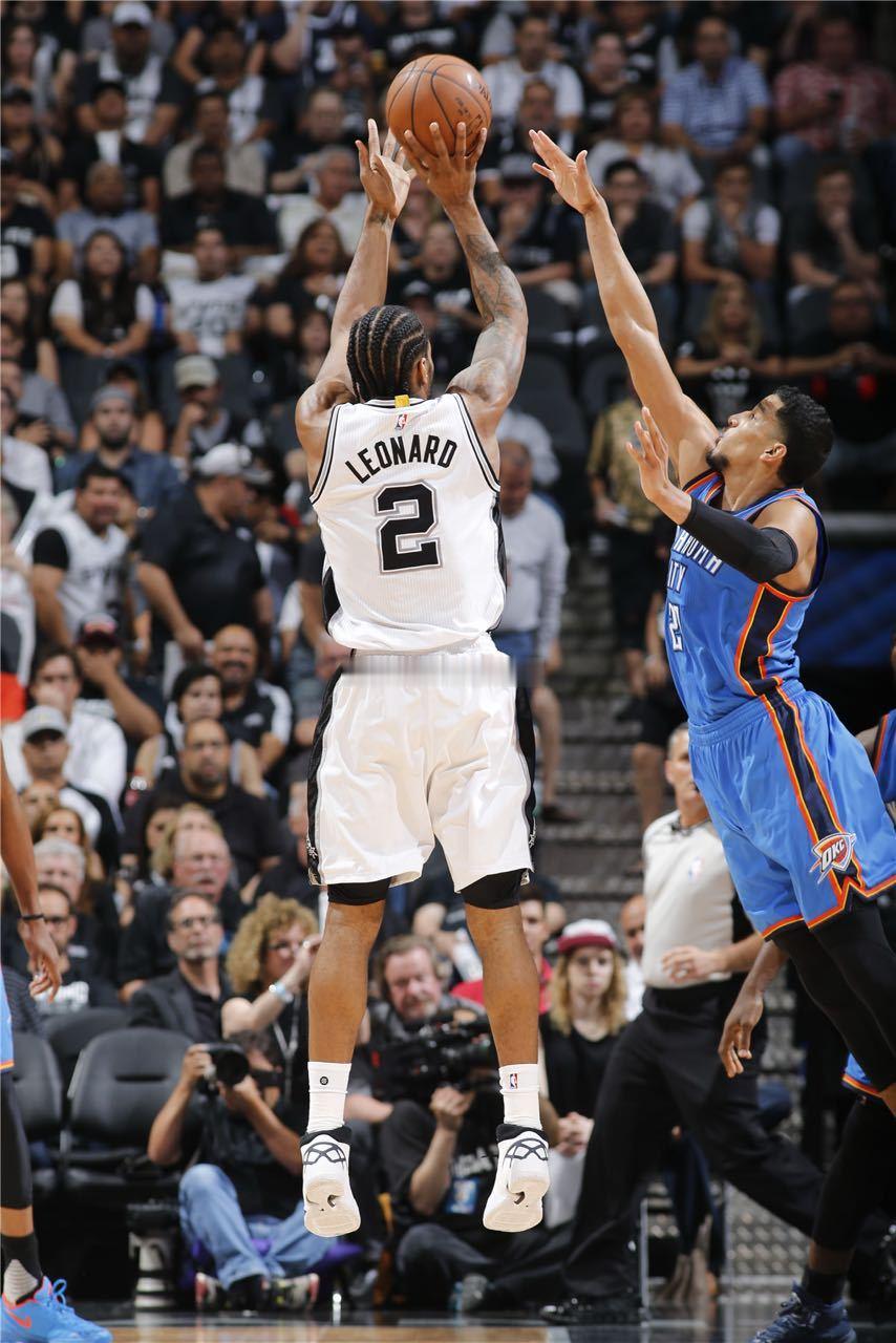 NBA季后赛名场面杰林威吃瓜现场又一个被载入NBA名场面的瞬间！死球后文班撞开切