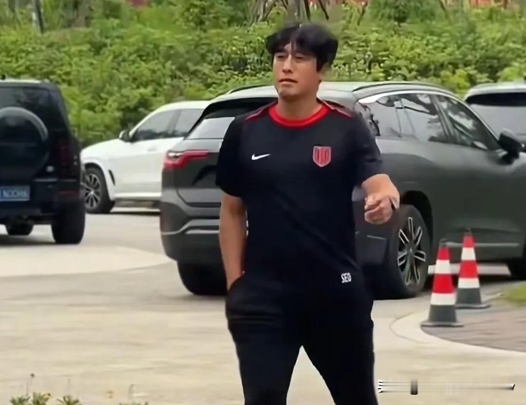 国足迎来好消息，中国足协机会来啦！成都蓉城主帅和俱乐部不和，成都蓉城不想续约徐正