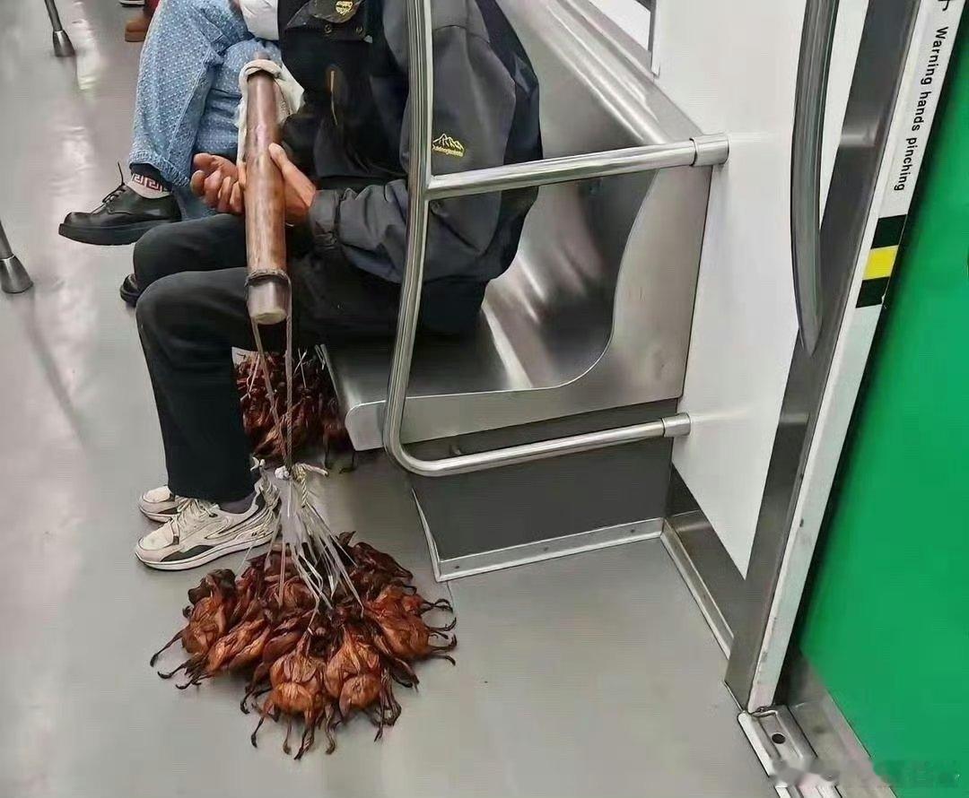 大爷，你好歹也用袋子垫一下呀。 