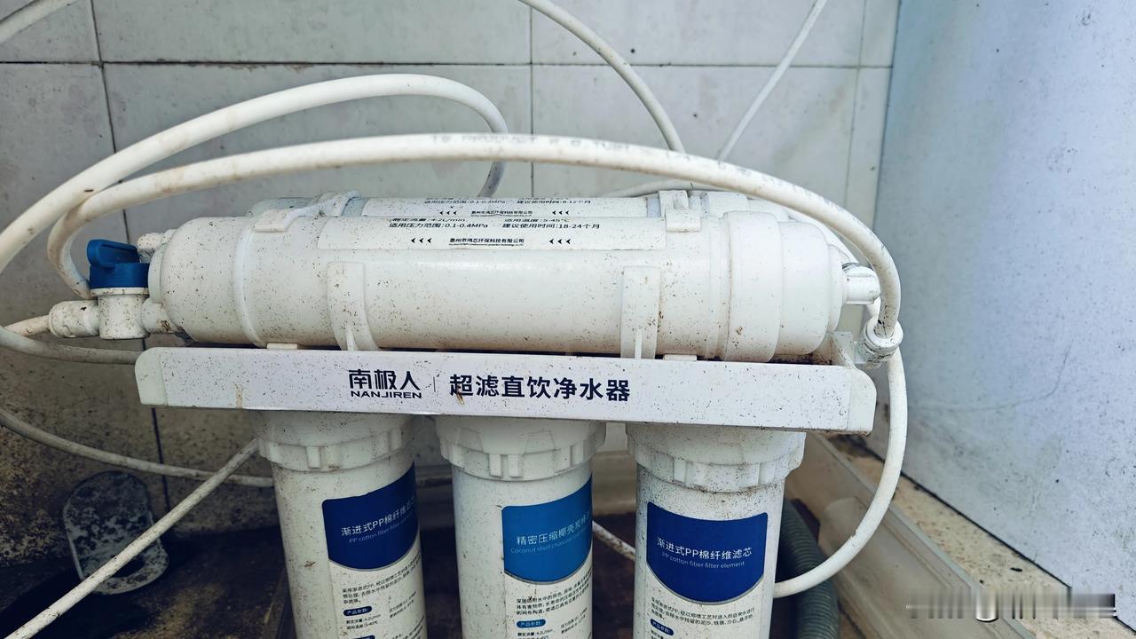 净水器的滤芯也换好了，虽然很简单，但是也有点周折！

把所有的滤芯拆下来，清洗一