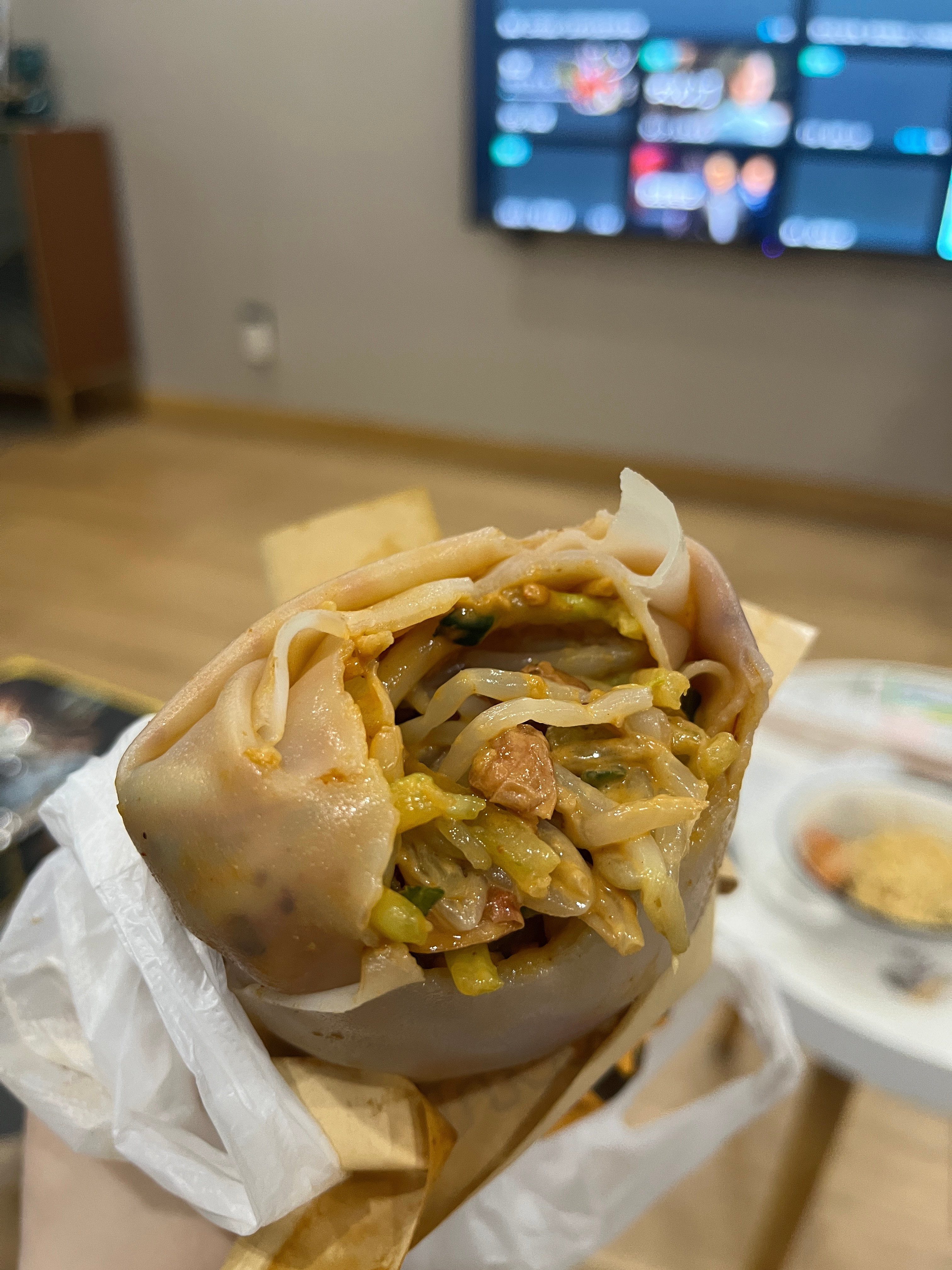 吃完凉皮又回湖里了 