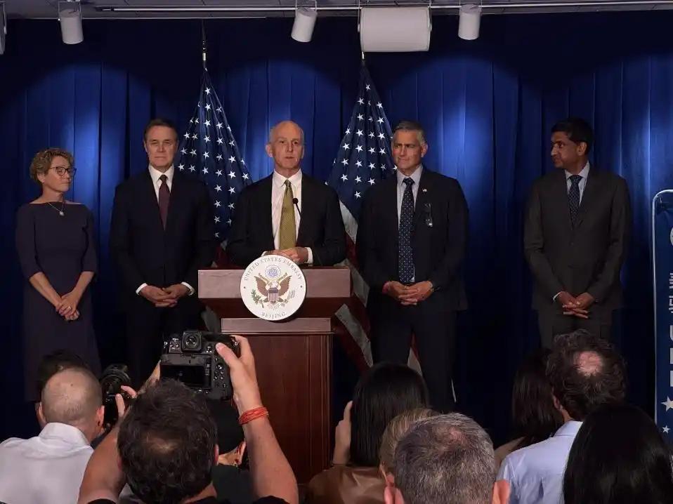 美国国会访华代表团团长史密斯周二在京对记者表示，称随着国防技术的飞速发展，美中两