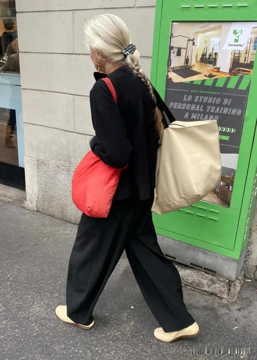 时尚街拍｜欧美街头路人们的早春日常时髦松弛穿搭～🌿🌿🌿
