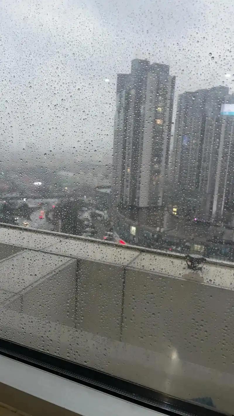 这哪是下雨，分明是天在倒水。
渭南市民望着窗外倾泻而下的暴雨，说出了这句话。气象