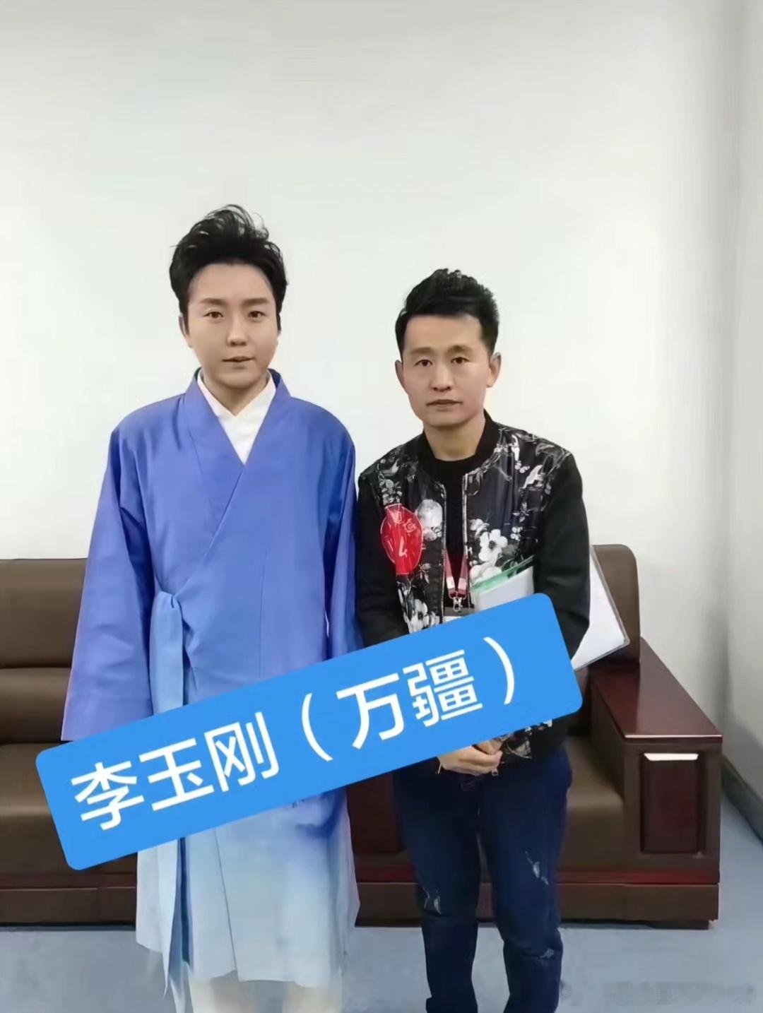 李玉刚🍒李玉刚幻国潮巡回演唱会 看发型像2019年的吧瞧瞧玉玉子这精致的小脸蛋