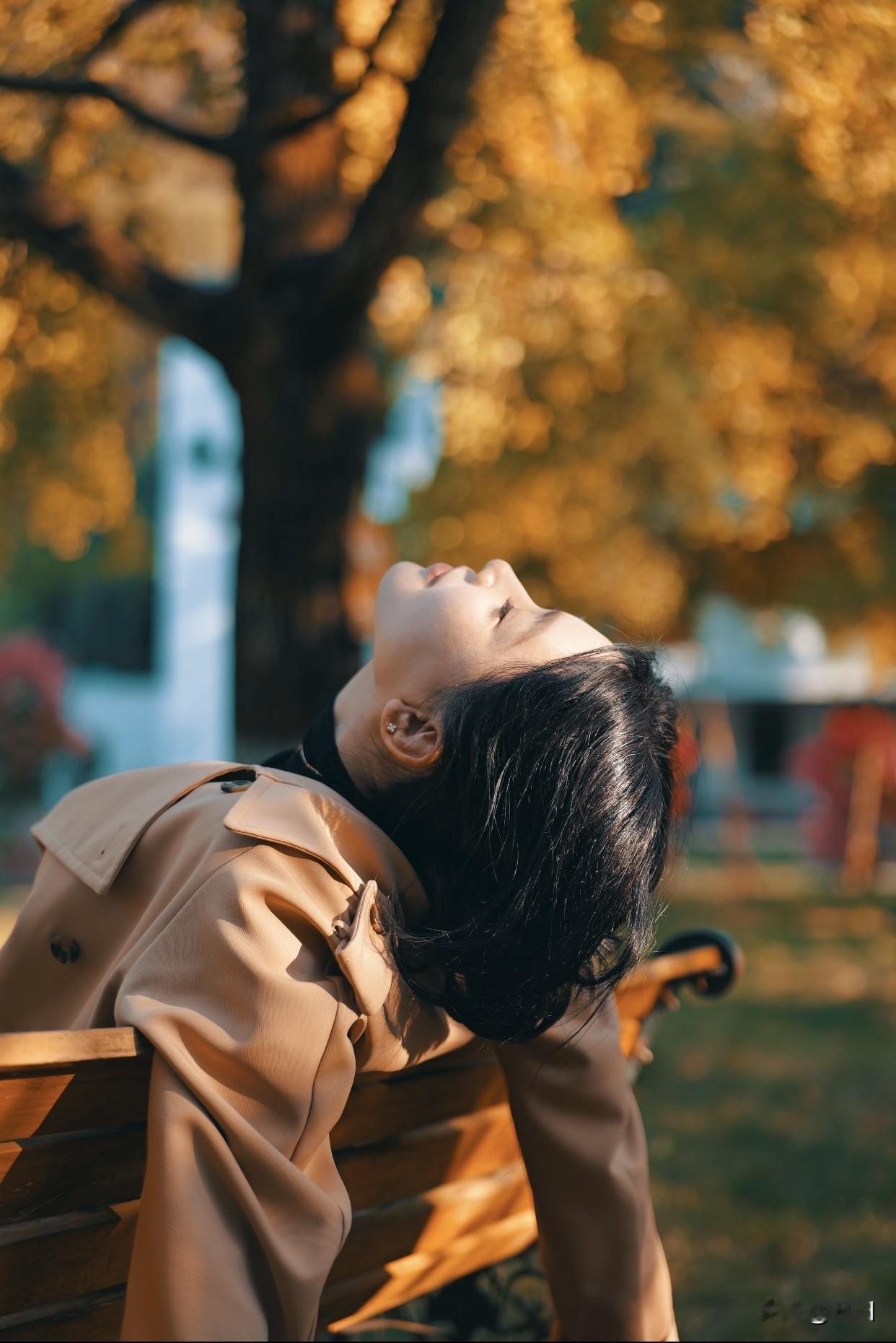 今日分享随手拍照片秋风起，美人倚车旁。