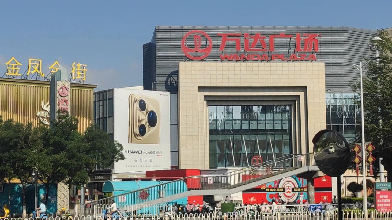万达广场是每座城市的地标性建筑，包罗万象。它商业活动比较多，也是购物的天堂、用餐