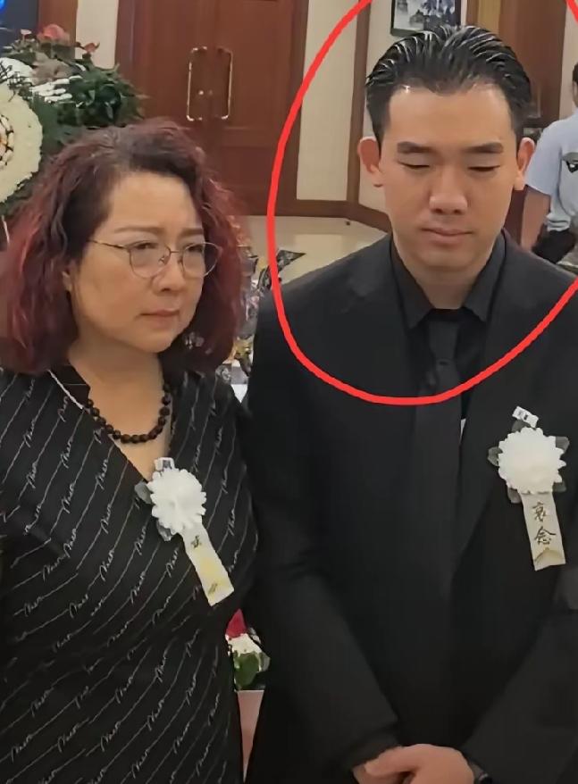 唐师曾儿子现身，说实话，老唐一镜到底从未照见他儿子，除了小屁孩时期，保护的严严实