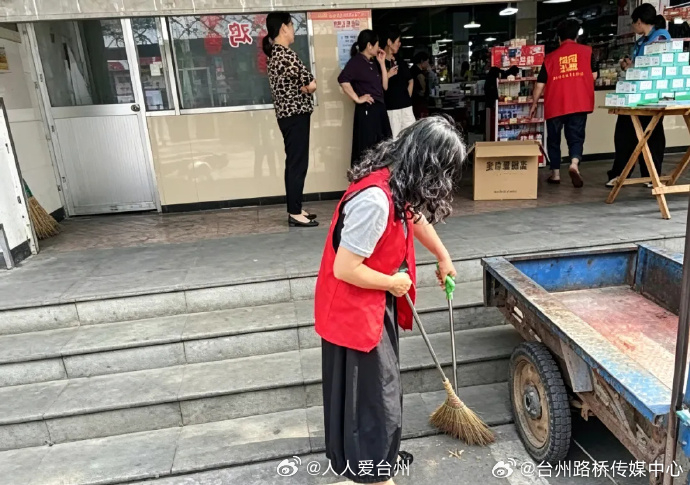 台州路桥菜场微行动让烟火气里开出文明花 在台州市路桥区路北街道洋叶村的菜市场，一