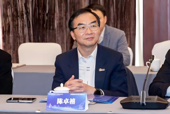 "你们选错了学校！“香港毕业典礼奏响国歌，两名毕业生全程稳坐不肯起立，半句国歌都