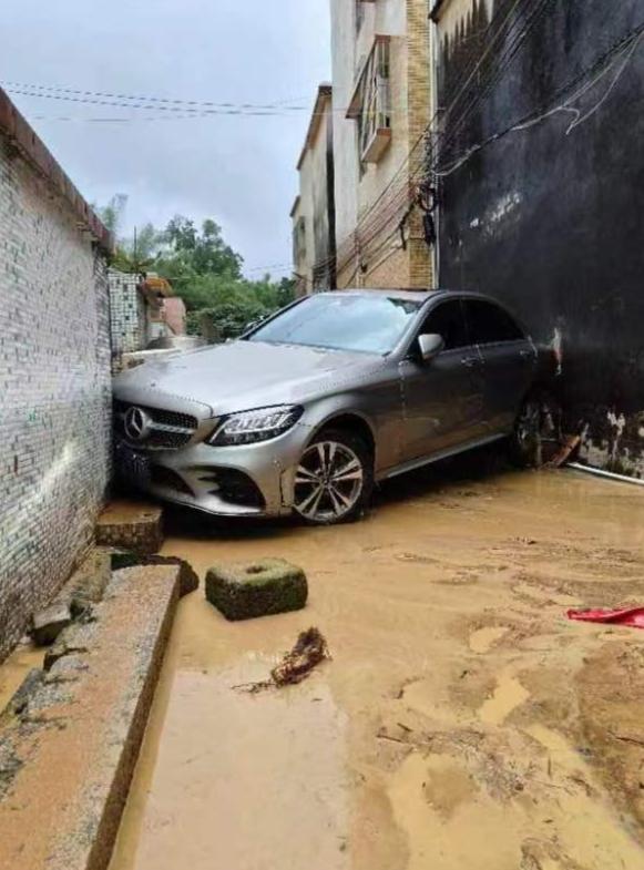 珠海和中山的一场暴雨!

真替这些车主心痛!

奔奔这角度卡得死死的，

只能叫