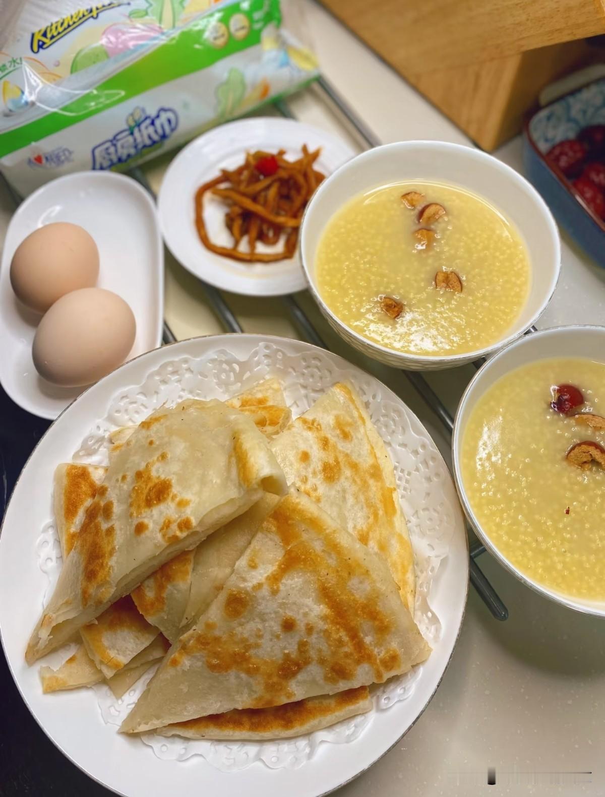 早餐大家通常都会做些什么早餐我基本上是在家做，最近想养养胃，经常做小米粥，然后蒸
