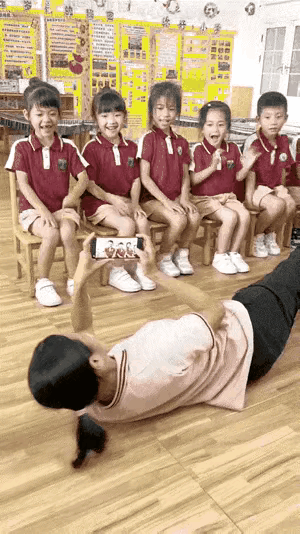 “这幼儿园老师也是拼了！”幼儿园老师为了给学生录小视频也是拼了，硬生生的把非专业