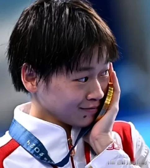 全红婵真是太可爱了
宁愿相信自己水肿也不愿相信
自己是胖了
全红婵对着镜头摸着自
