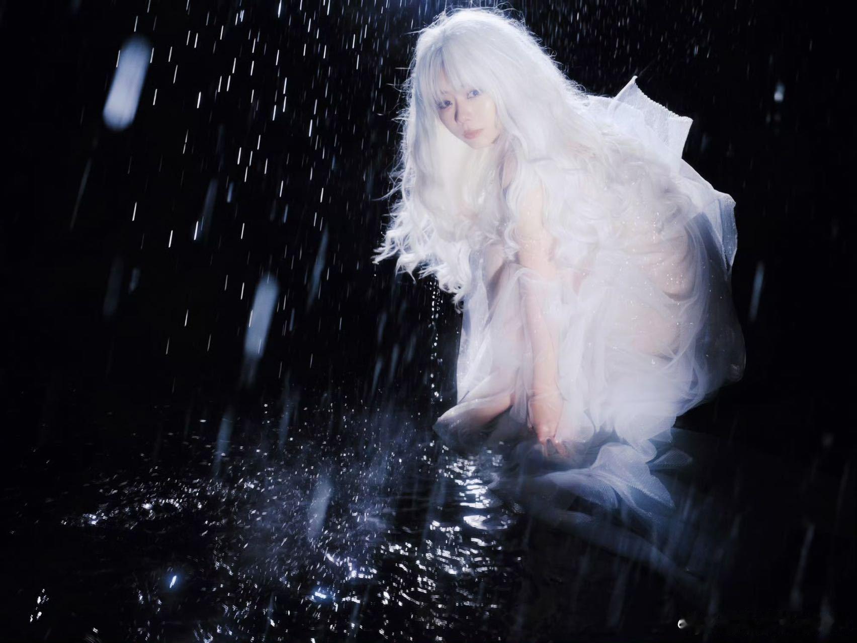 谭松韵 白发神女谭松韵白发神女 谭松韵白发造型鲨疯了！破碎感与仙气并存，眉眼间藏