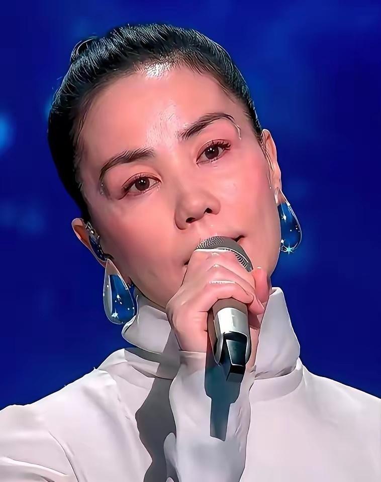 Zing凌晨只回“AI”俩字，评论区炸了。
这眉毛不是画歪了，是他一毫米一毫米复