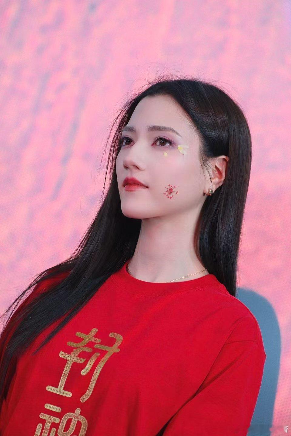 娜然封神首映再现妲己花瓣妆 次妆容也是给我美到了 