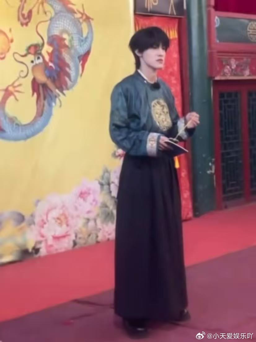 张泽禹舞狮路透 谁懂啊，刷到张泽禹舞狮路透真的眼前一亮，古装造型配上舞狮，整个人