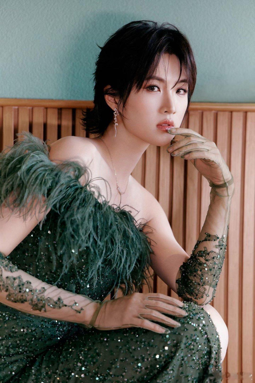 王安宇姚安娜二搭就这么有梗王安宇给姚安娜和烟花拍合照 烟火下同框，折扇当道具，一