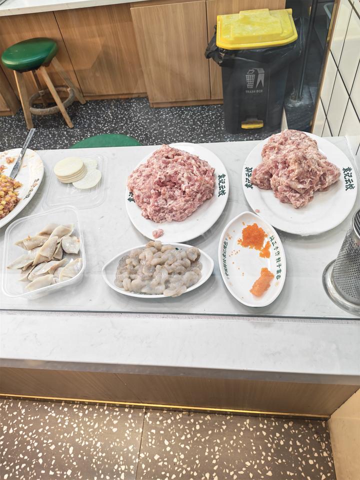 今天在深圳某饺子店取外卖，看到一位员工在打包时那种态度，如果是顾客看到了，估计都