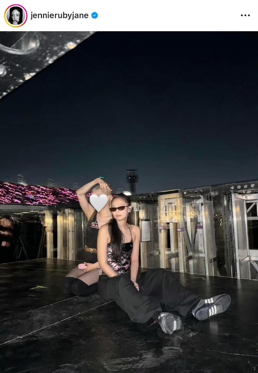 Jennie挡脸朴彩英Jennie晒出与朴彩英的照片，两家粉丝又得吵架了啊。Je