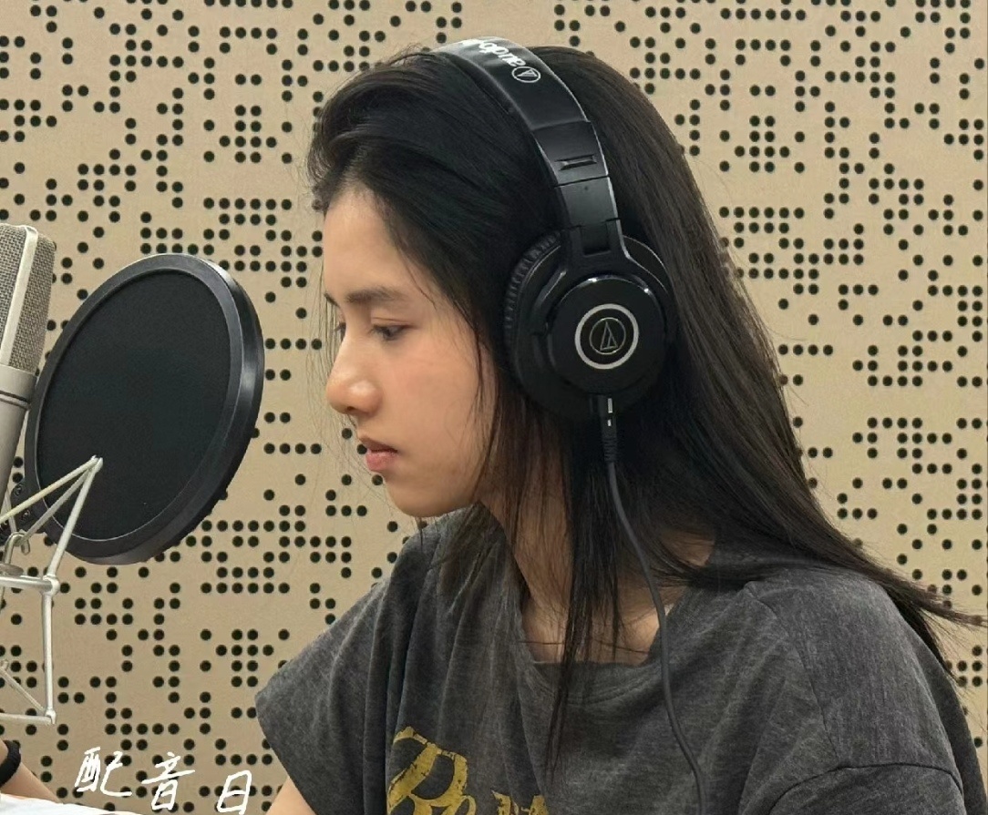 张婧仪让人羡慕的头发和头骨 ​​​