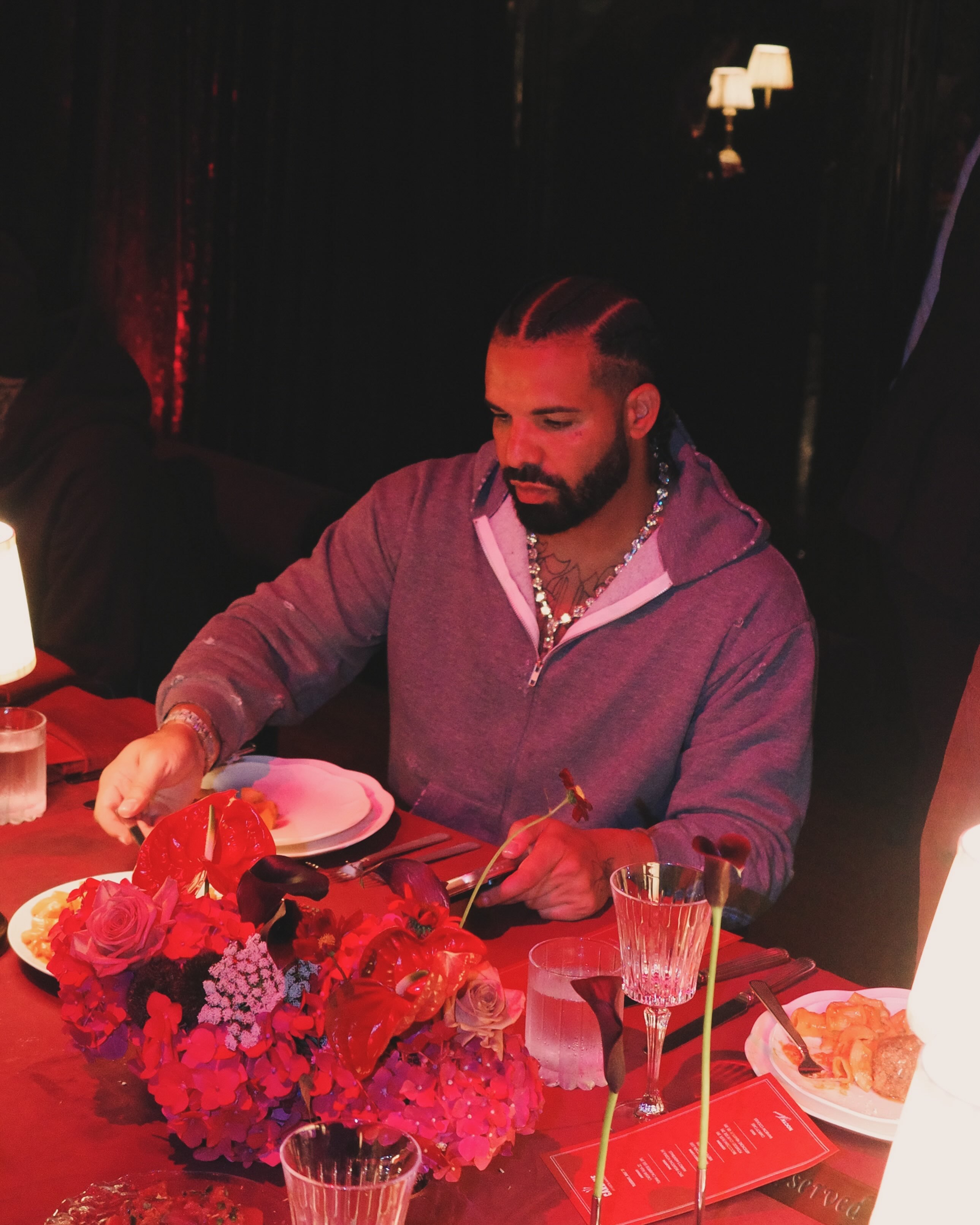 Drake 的 NOCTA 庄园活动 📷众多人士到场。DrakeNOCTA