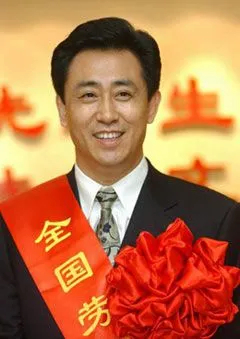 许家印现在被抓或者说现在才被抓，也是一种精密和奇葩的缜密设计。第一：这两年他把婚
