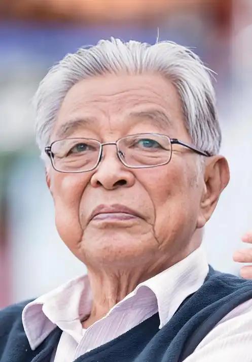 1994年，延安卷烟厂快垮了。工资发不出，几十万箱烟堵在仓库里卖不掉，整个厂子死