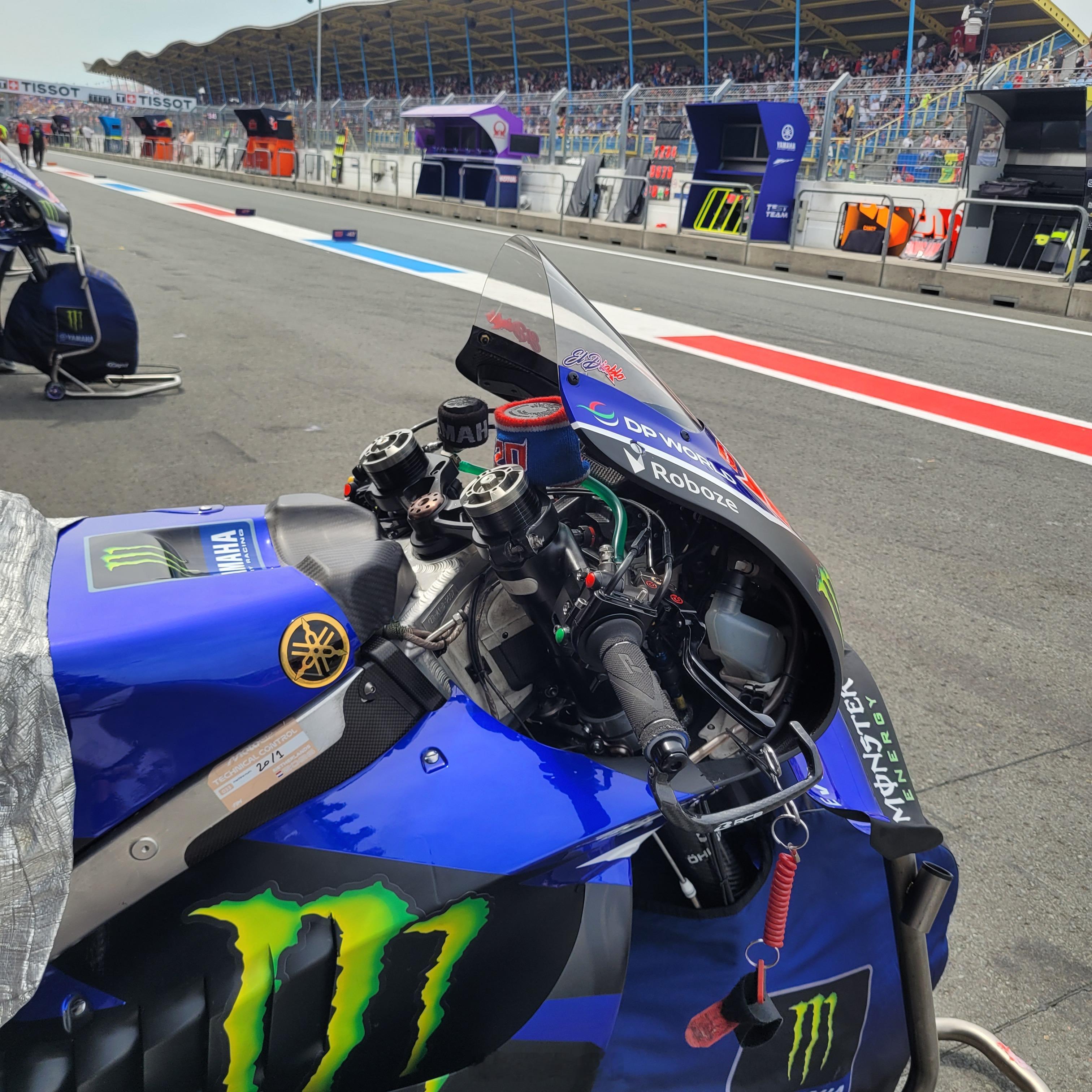 在Assen MotoGP现场看到：Fabio（左）和Toprak（右）在前部车