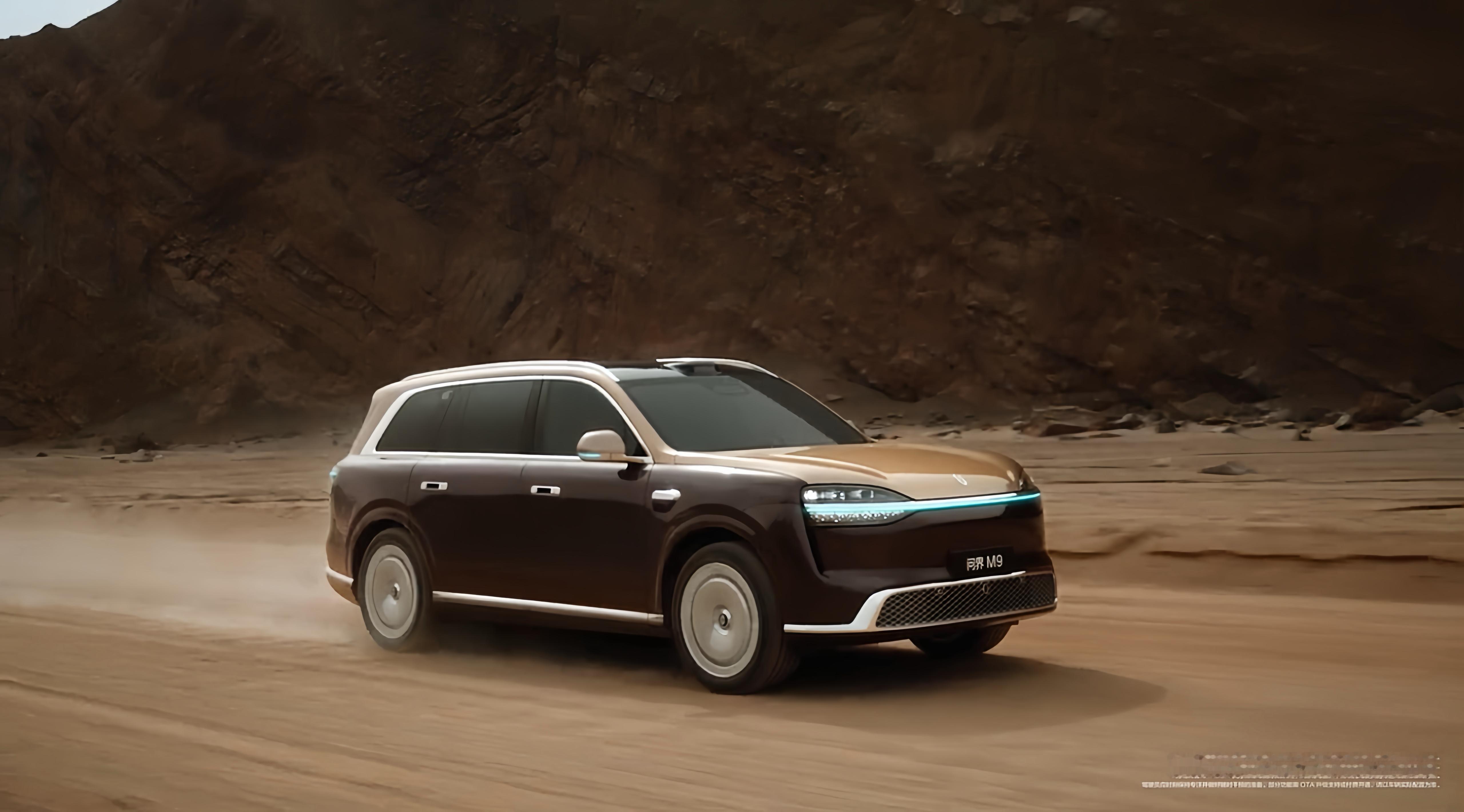 区别于宝马的 Shy Tech（隐形科技）设计理念，问界这个“大蓝灯”，可以叫做