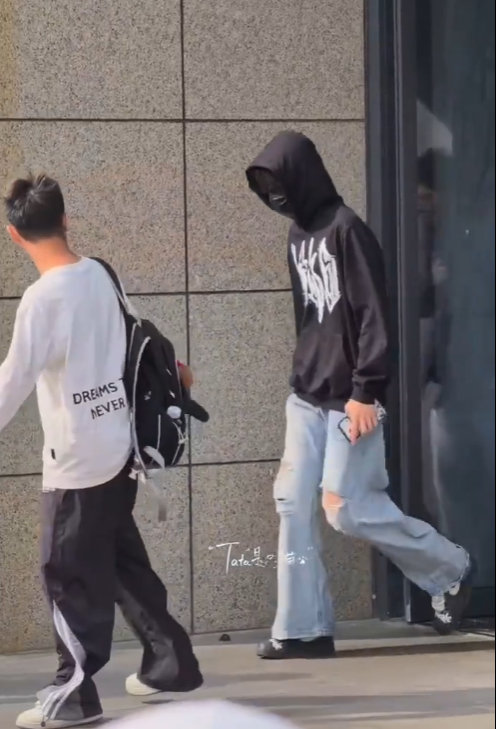 张桂源破洞牛仔裤 张桂源连帽卫衣牛仔裤拽感男高 张桂源破洞牛仔裤，张桂源连帽卫衣