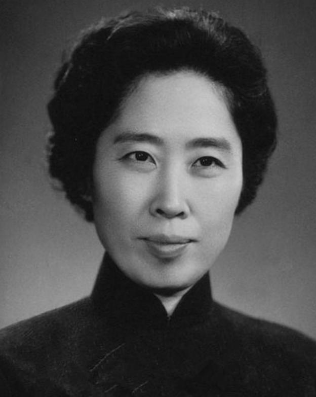 2006年王光美因病去世。在临终前她突然向女儿刘亭作揖，用最后一点力气缓缓地说：
