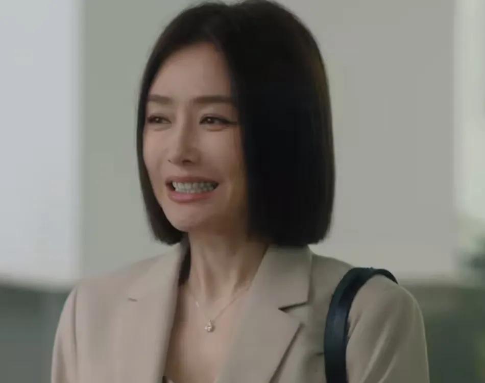 《亦舞之城》三位女神年龄都不小了，但颜值气质均在线，女主谭思婷的饰演者秦岚，别看