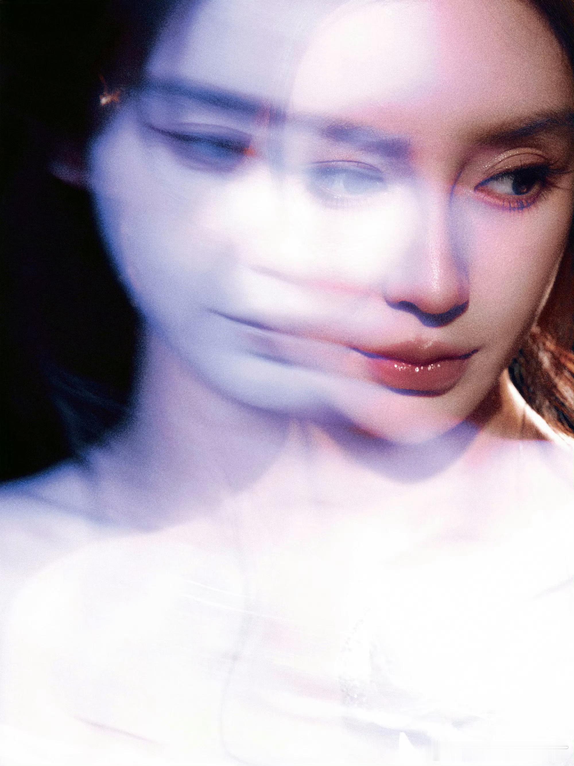 angelababy  薄肩舒展似天鹅引颈，光影里曲线匀净温柔，是自带氛围感的舒