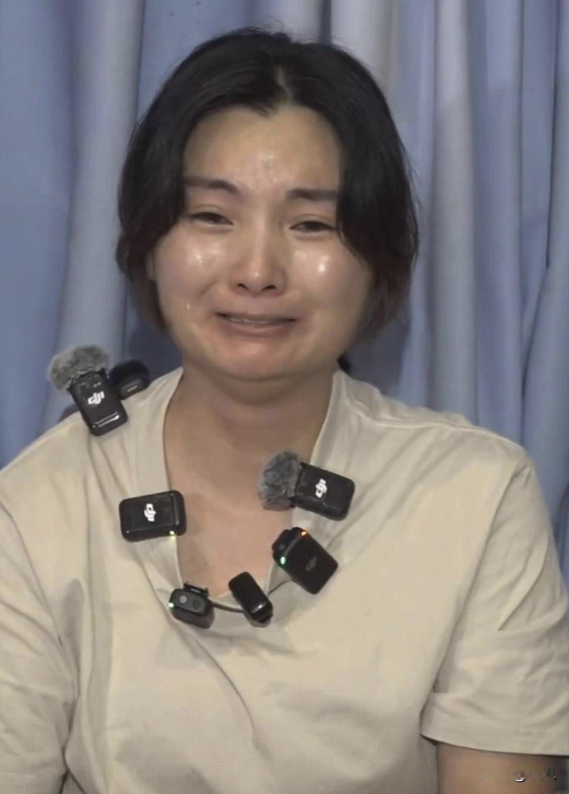 生父刘江的角色最值得细琢磨。他是亲爹，本该是孩子的盾牌，结果却成了递刀子的人。法