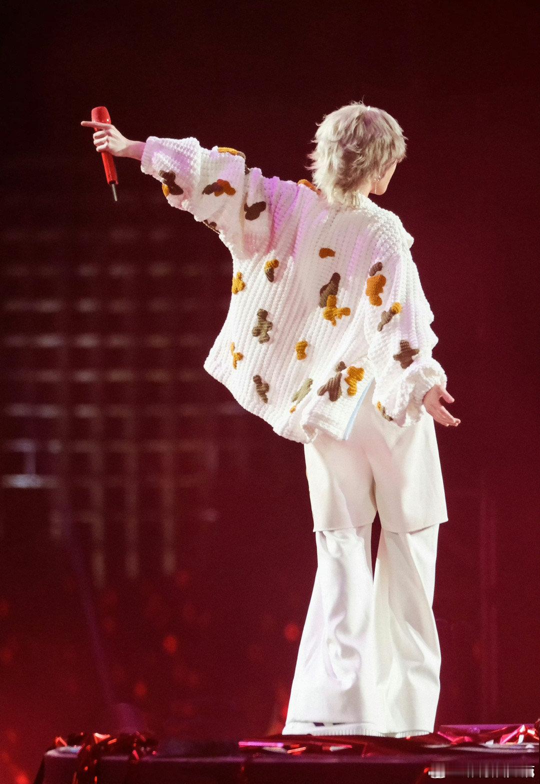 #华晨宇舞台已经NextLevel了#每一次看华晨宇的舞台，都像是在经历一场心灵